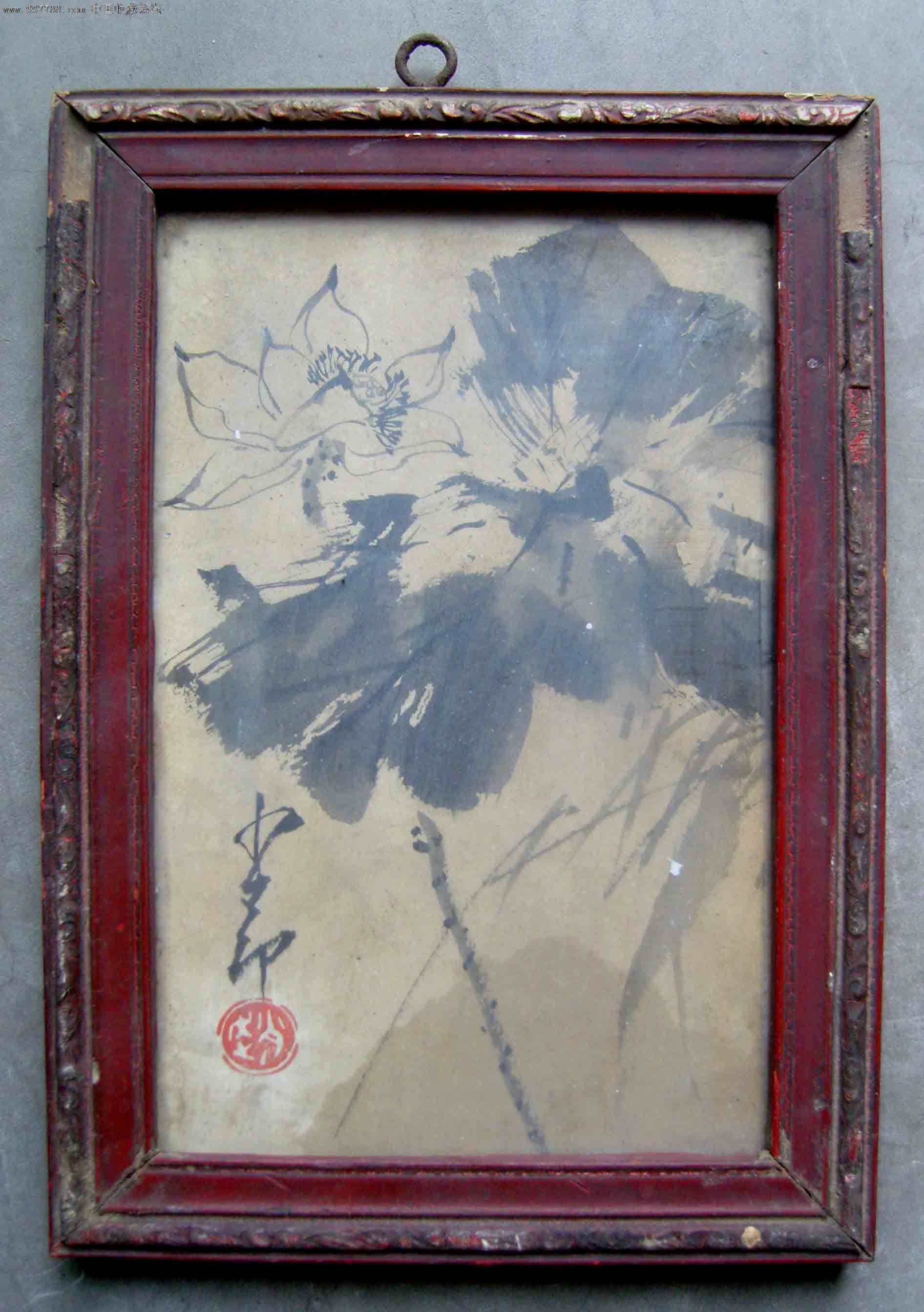 【藏品詳情】 【画名】名人字画:(已故岭南画派四大家之一)赵少昂《手绘小品画画稿荷花圖》带老玻璃木镜框。 【年代】近现代。 【材质】水墨纸本。 【性质】手工绘制,绝非印刷品! 【装裱】带老玻璃木镜框,可以摆挂。 【镜框尺寸】19X27厘米。【印章】赵(白文)。 【品相】有些旧痕迹(品相如图)。 【包装邮寄】精致、安全、防潮的包装邮寄发货。 【藏品来源】几年前在文物市场购得。 【书画家简介】 【赵少昂】(19051998)岭南画派的杰出代表、现代杰出的国画家和美术教育家。与黎雄才、关山月、杨善深