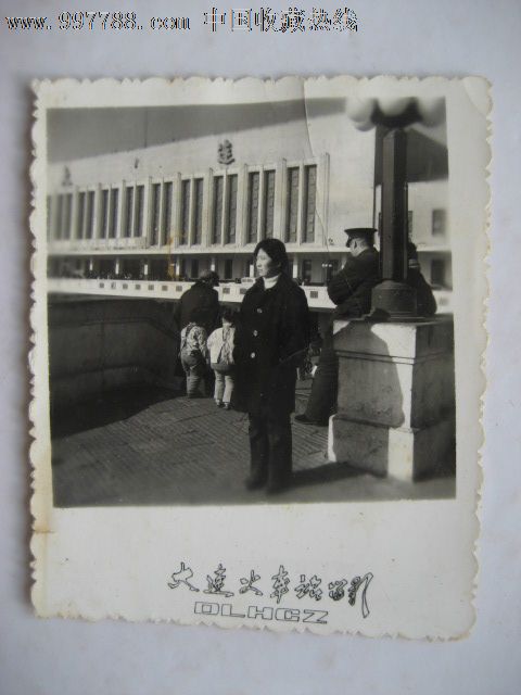 80视频美女在大连火车站留影,老照片--年代照个人摸美女胸膛图片