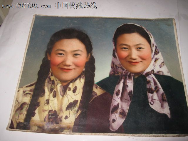 60年代彩色孪生姐妹合影照,老照片,老照片>小型合影照片,家人合影