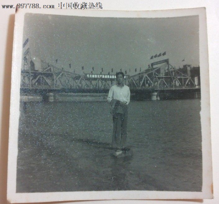 文革老照片青年在天津海河解放桥(万国桥)留影