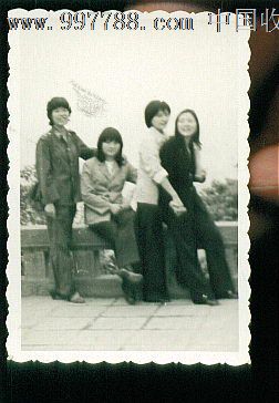 典型的八十年代着装四美女,老照片-- 小型合影