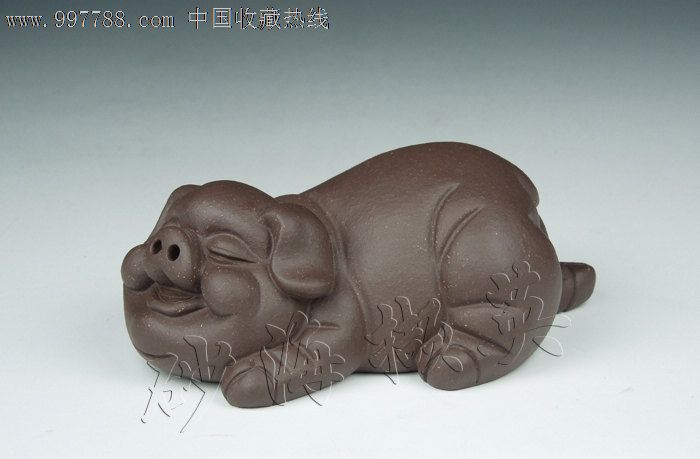 紫砂泥是宜兴得天独厚的原料,主要矿物为石英,粘土,云母和赤铁矿,含氧化铁含量较高,是一种双重气孔结构的多孔性材质,气孔微细,密度高,透气性好,因而用其制作的紫砂茶具能长久保持茶叶的色香味,紫砂泥土的物理性能好,成型后不需施釉,用的时间越久,时常用手抚摩把玩,它就会发出黯然之光,变得越发光润可爱,所以闻龙在《茶笺》中说:摩掌宝爱,不啻掌珠。用之既久,外类紫玉,内如碧云。