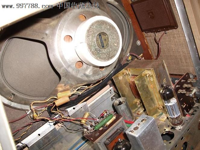 一台1960年产的根德3260收音机,尺寸565x330x217mm,重8.7KG。钢琴烤漆,9寸根德椭圆喇叭,声音篷,还有两个小高音。接收好,LW、MW、SW、FM四个波段,调频87~105,各波段均好,全机用胆:ECC85、ECH81、EBF8*、ECC83、ELL80(ECLL800)、EM82。仅面上的LOGO中间有一点点缺划.