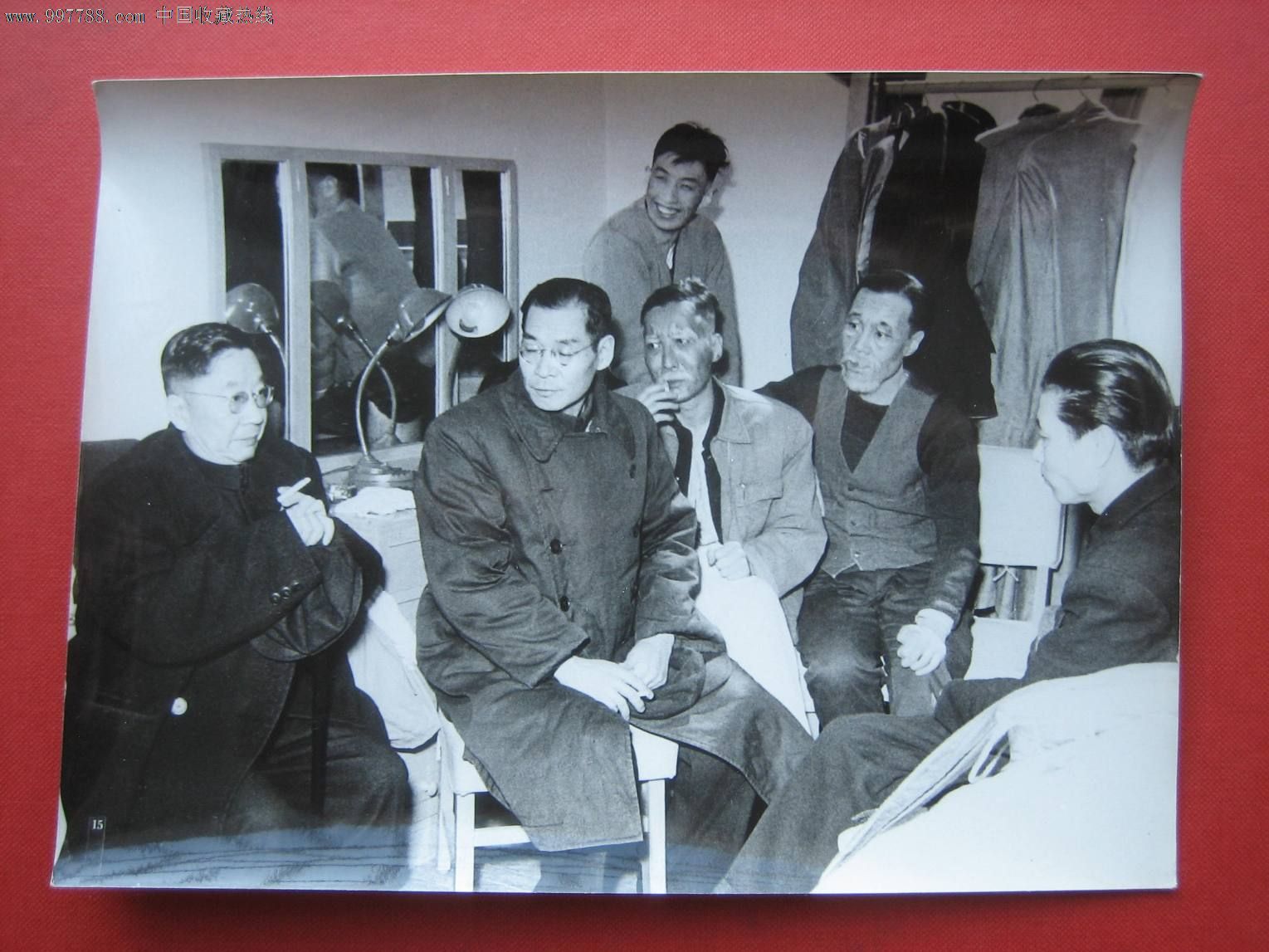老照片《老舍、于是之座谈“茶馆”》1958年,老照片-->史料事件\/新闻活动照片,老照片,新闻照片,五十年代(20世纪),黑白,6.1-10寸,无齿边,相关题跋,成套,无底片,se14790393,零售,中国收藏热线