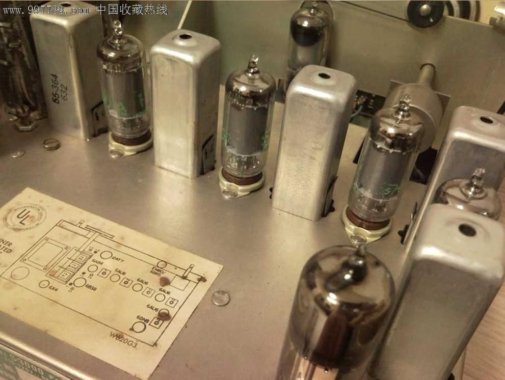 一台1960年产的根德3260收音机,尺寸565x330x217mm,重8.7KG。钢琴烤漆,9寸根德椭圆喇叭,声音篷,还有两个小高音。接收好,LW、MW、SW、FM四个波段,调频87~105,各波段均好,全机用胆:ECC85、ECH81、EBF8*、ECC83、ELL80(ECLL800)、EM82。仅面上的LOGO中间有一点点缺划.