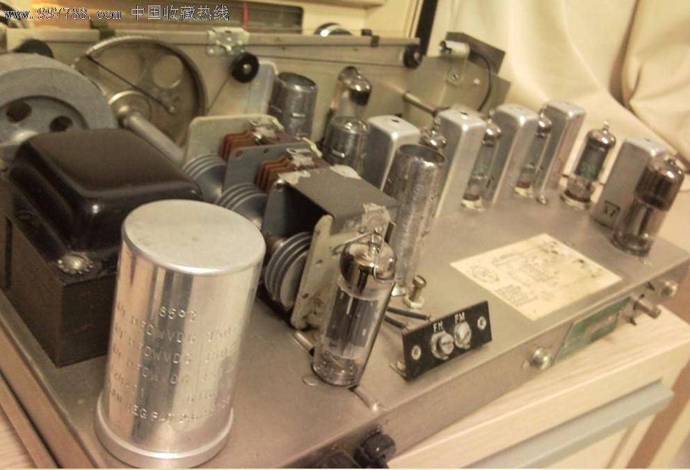 一台1960年产的根德3260收音机,尺寸565x330x217mm,重8.7KG。钢琴烤漆,9寸根德椭圆喇叭,声音篷,还有两个小高音。接收好,LW、MW、SW、FM四个波段,调频87~105,各波段均好,全机用胆:ECC85、ECH81、EBF8*、ECC83、ELL80(ECLL800)、EM82。仅面上的LOGO中间有一点点缺划.