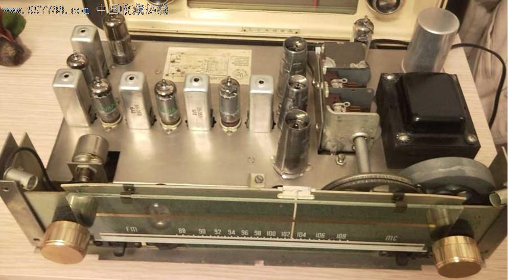 一台1960年产的根德3260收音机,尺寸565x330x217mm,重8.7KG。钢琴烤漆,9寸根德椭圆喇叭,声音篷,还有两个小高音。接收好,LW、MW、SW、FM四个波段,调频87~105,各波段均好,全机用胆:ECC85、ECH81、EBF8*、ECC83、ELL80(ECLL800)、EM82。仅面上的LOGO中间有一点点缺划.