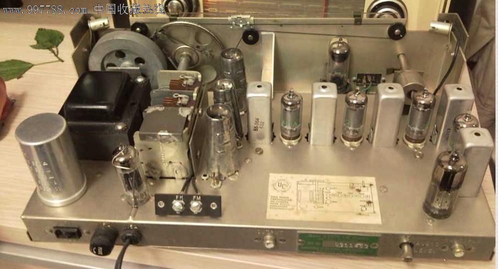 一台1960年产的根德3260收音机,尺寸565x330x217mm,重8.7KG。钢琴烤漆,9寸根德椭圆喇叭,声音篷,还有两个小高音。接收好,LW、MW、SW、FM四个波段,调频87~105,各波段均好,全机用胆:ECC85、ECH81、EBF8*、ECC83、ELL80(ECLL800)、EM82。仅面上的LOGO中间有一点点缺划.