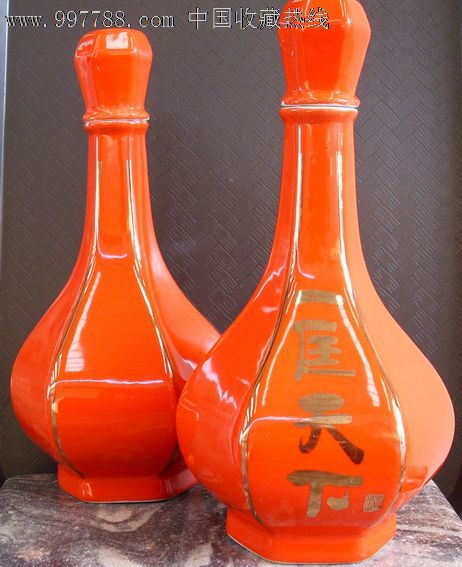 一匡天下红釉六棱瓷酒瓶一对