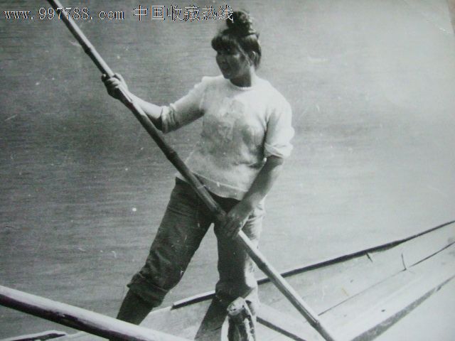 老照片。撑船春妇,老照片-->其他照片,老照片,其他老照片,八十年代(20世纪),黑白,10寸以上,有齿边,无标志,单张,无底片,se15088025,零售,中国收藏热线