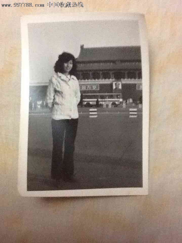 八十年代女青年在天安门前留影_老照片_上海