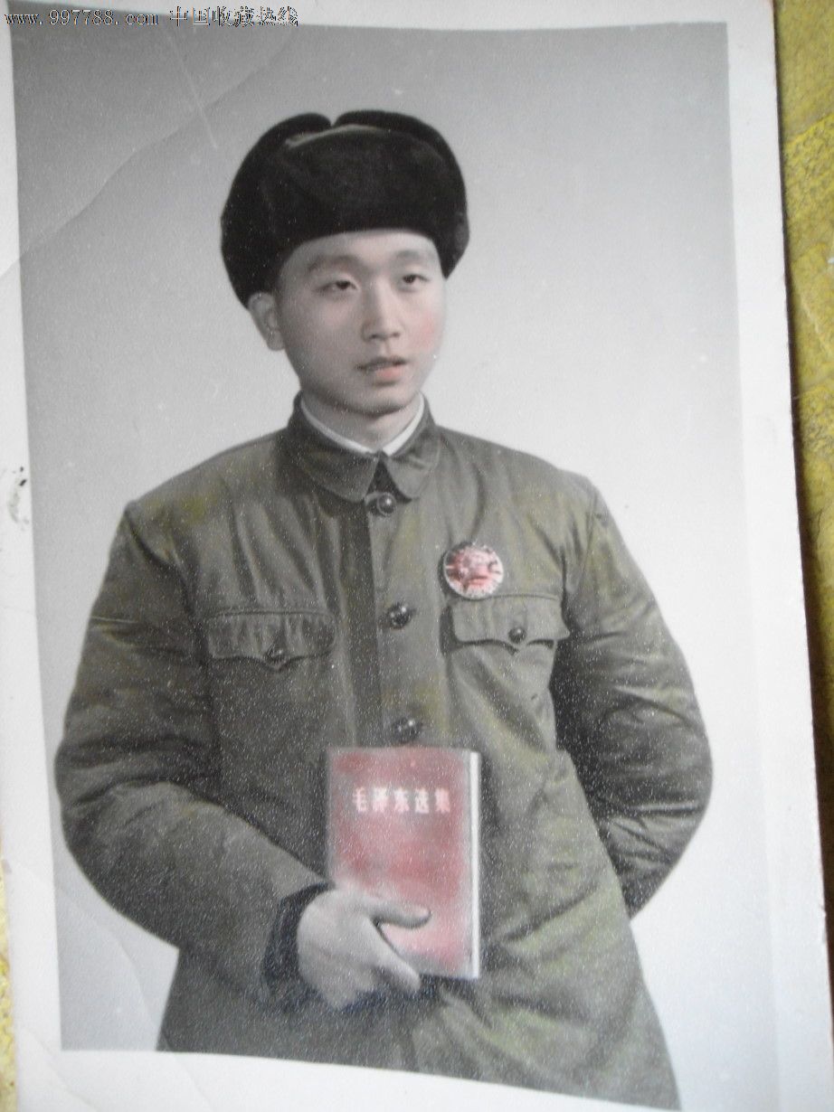 退伍军人手拿毛选留影_老照片_老张家杂货店