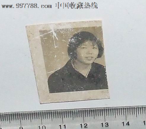 一个女人的结婚照,分开了也不要撕相片咯,老照