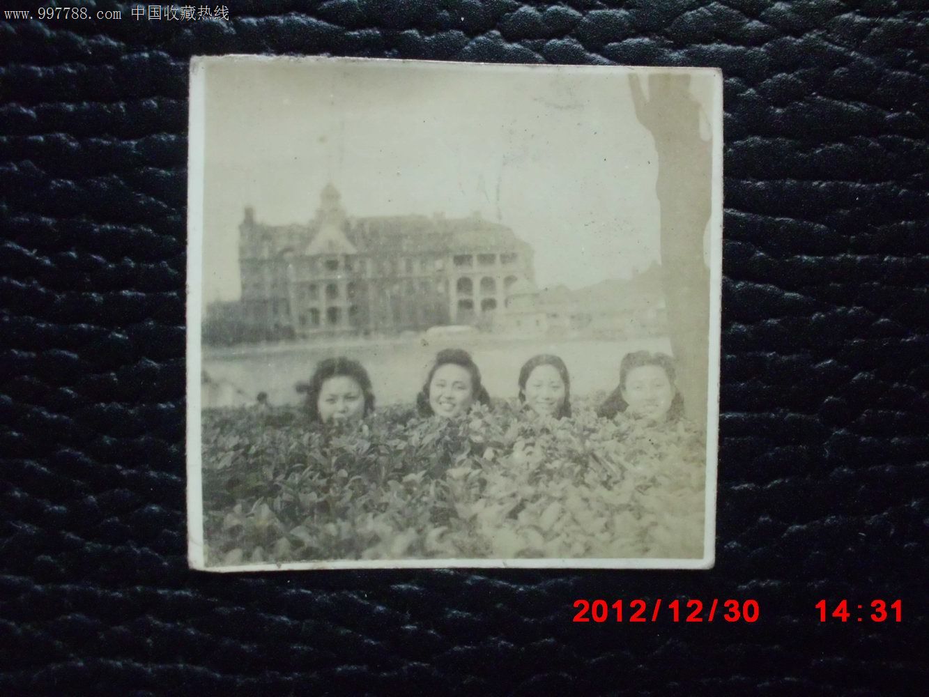 女性朋友合影老照片一张,POS比较滑稽-价格:3