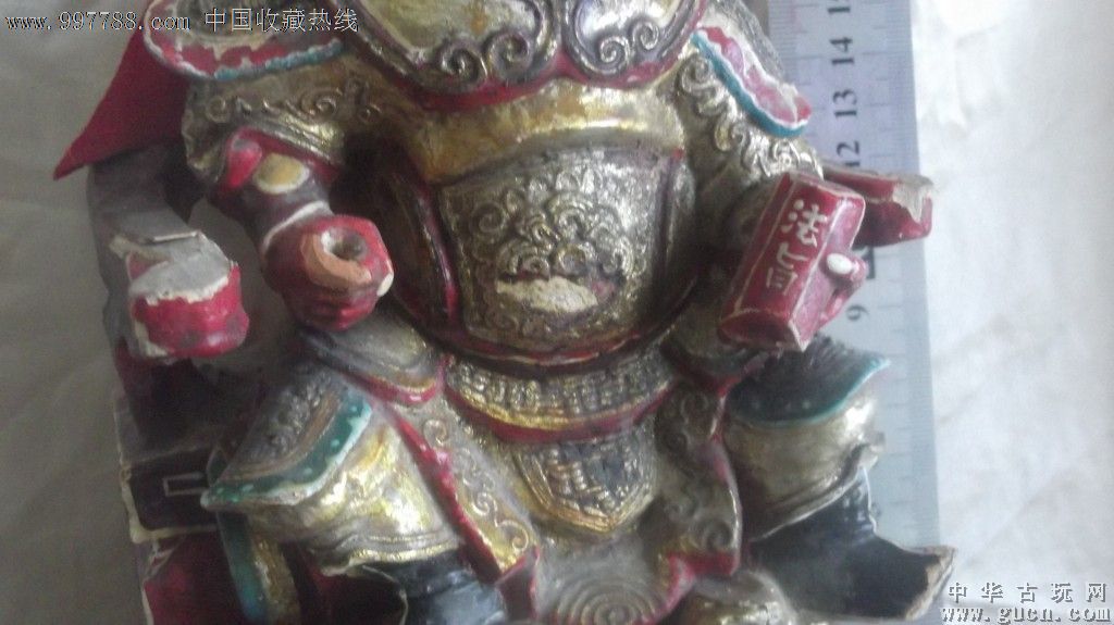 手拿法旨,脚踏双狮,坐在虎皮椅,红光满面,威武的菩萨