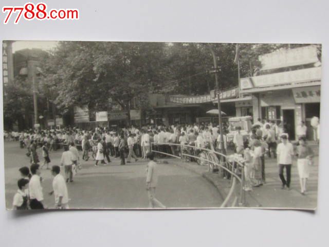 上海90年代国庆节黄浦公园门前的游客,老照片,老照片--></p></a>史料事件/新闻
