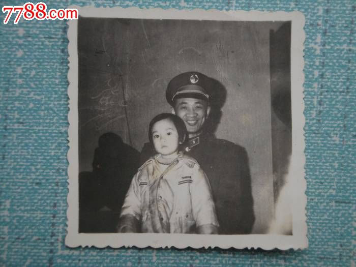 50<em>年代军人</em>与<em>女孩</em>,老照片-- 小型合影照片,老照