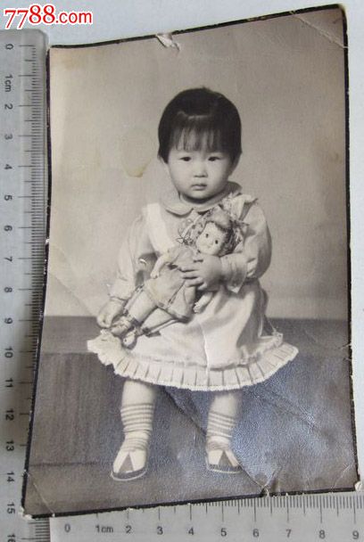 小女孩抱着娃娃留影(老照片),老照片-->个人照片,老照片,儿童,年代