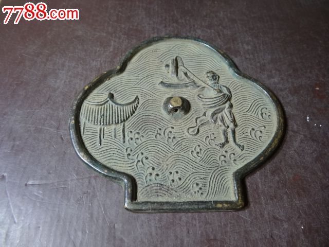 民间收法海和尚施法图孔纽梅花形铜镜,传统青蛇白蛇故事,水漫金山浪