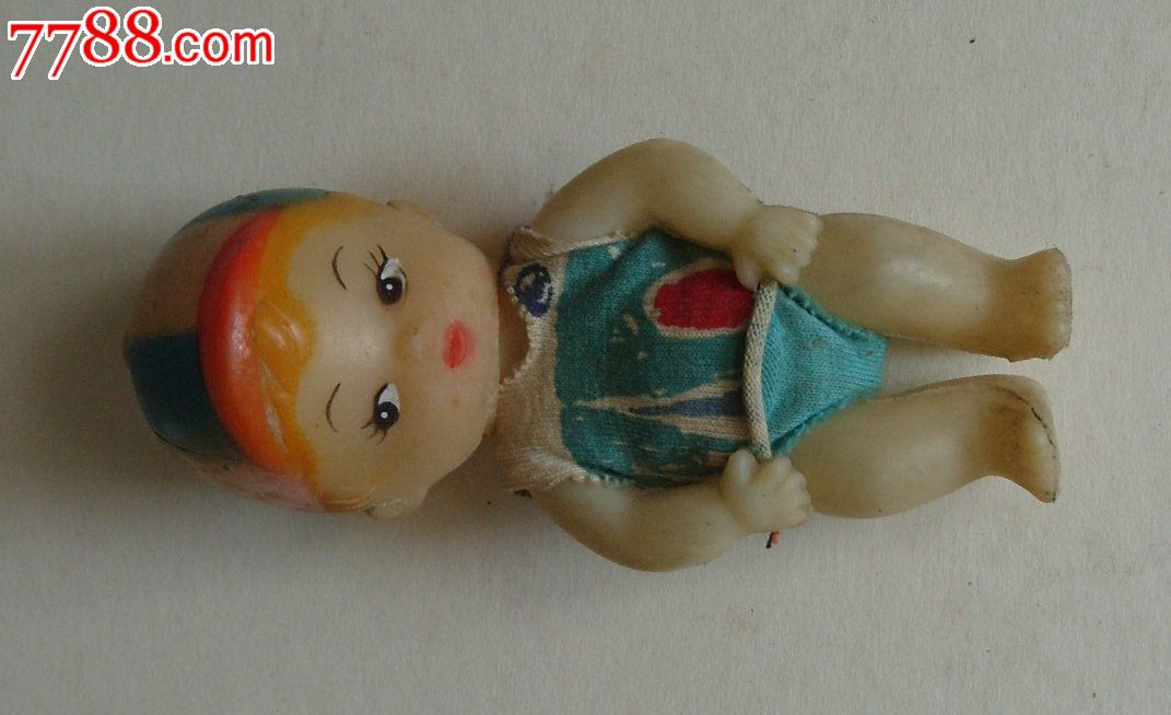 穿衣服的小塑料娃娃