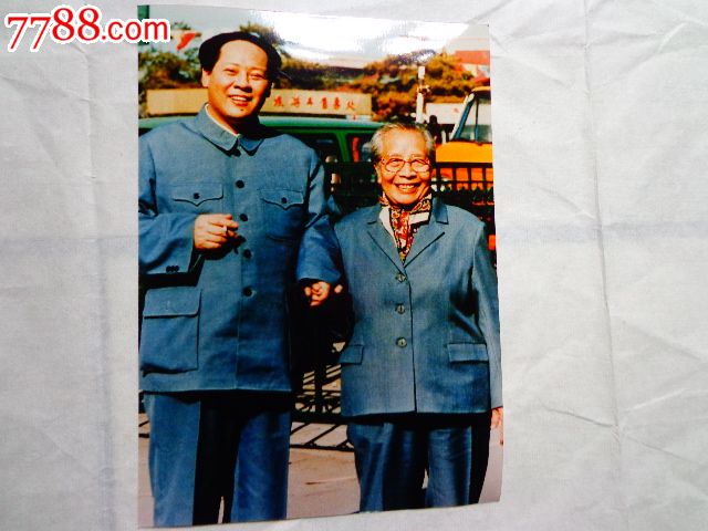 著名演员彭江与老红金邓六金在天安门城楼下合