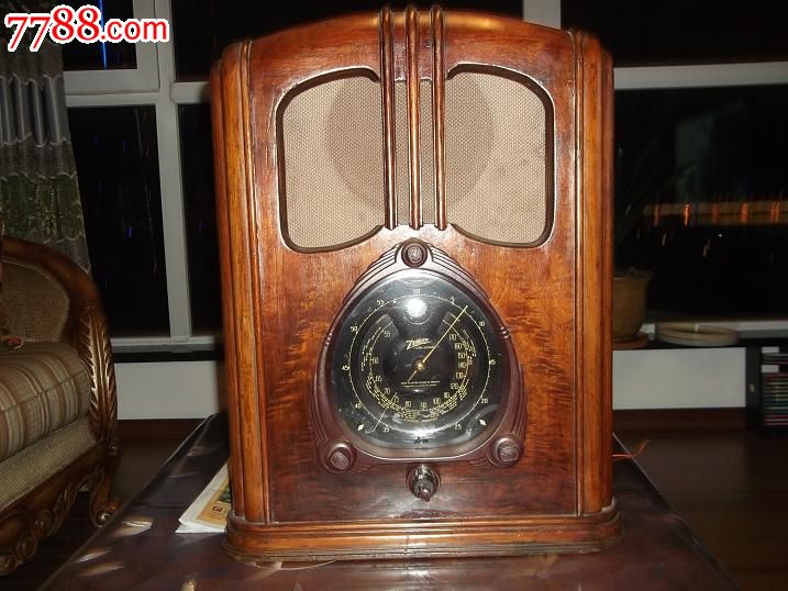 美国ZENITH1937年产12灯机,3个波段1短波1.8-5.5MHZ。2短波5.5-18MHZ,刻度盘为百叶窗式改变波段时相应改变刻度盘的盘面【变脸】,刻度盘黑色直径210MM,有快指针【长针】和慢指针【短针】两个指针,对于短波找台【定位】非常便捷,还具有快速【电机】选台功能,机器声大,灵敏度高,体积,高580MM宽450MM厚320MM,少见机型,收藏好机,我手机13081331637