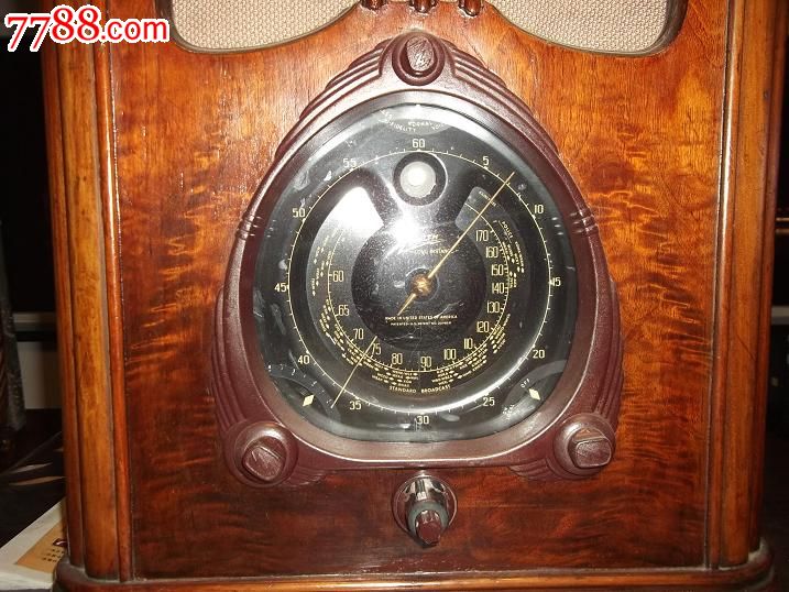 美国ZENITH1937年产12灯机,3个波段1短波1.8-5.5MHZ。2短波5.5-18MHZ,刻度盘为百叶窗式改变波段时相应改变刻度盘的盘面【变脸】,刻度盘黑色直径210MM,有快指针【长针】和慢指针【短针】两个指针,对于短波找台【定位】非常便捷,还具有快速【电机】选台功能,机器声大,灵敏度高,体积,高580MM宽450MM厚320MM,少见机型,收藏好机,我手机13081331637