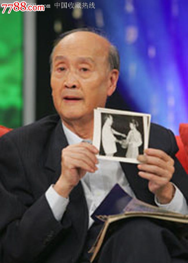 闯江湖电影分场本(封面上是导演岑范的签名):1