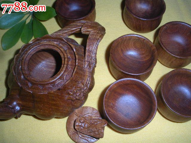 缅甸花梨木雕凤尾蝉鸣茶具7件套,茶壶由整料雕刻,长15.3CM,连壶盖高7.5CM左右,茶壶直径9CM左右.杯高3.5CM,直径4.6CM.雕刻漂亮,物超所值,陈设和使用都很不错.不是缅甸花梨木包退.手机:15697794529
