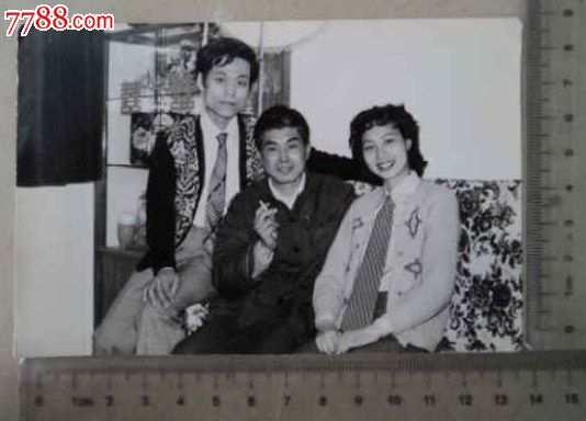 父子三人在一起留影老照片