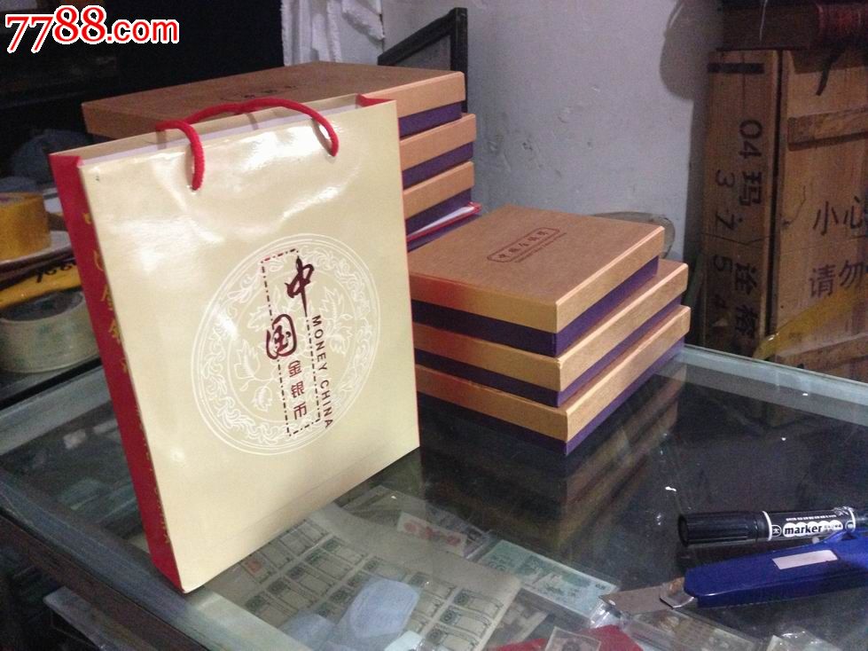 装四个一盎司熊猫银币的豪华木盒,尺寸19x16厘