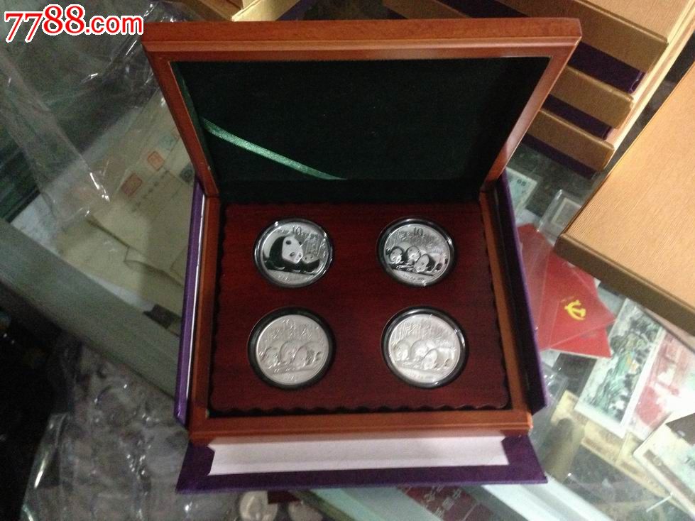 装四个一盎司熊猫银币的豪华木盒,尺寸19x16厘