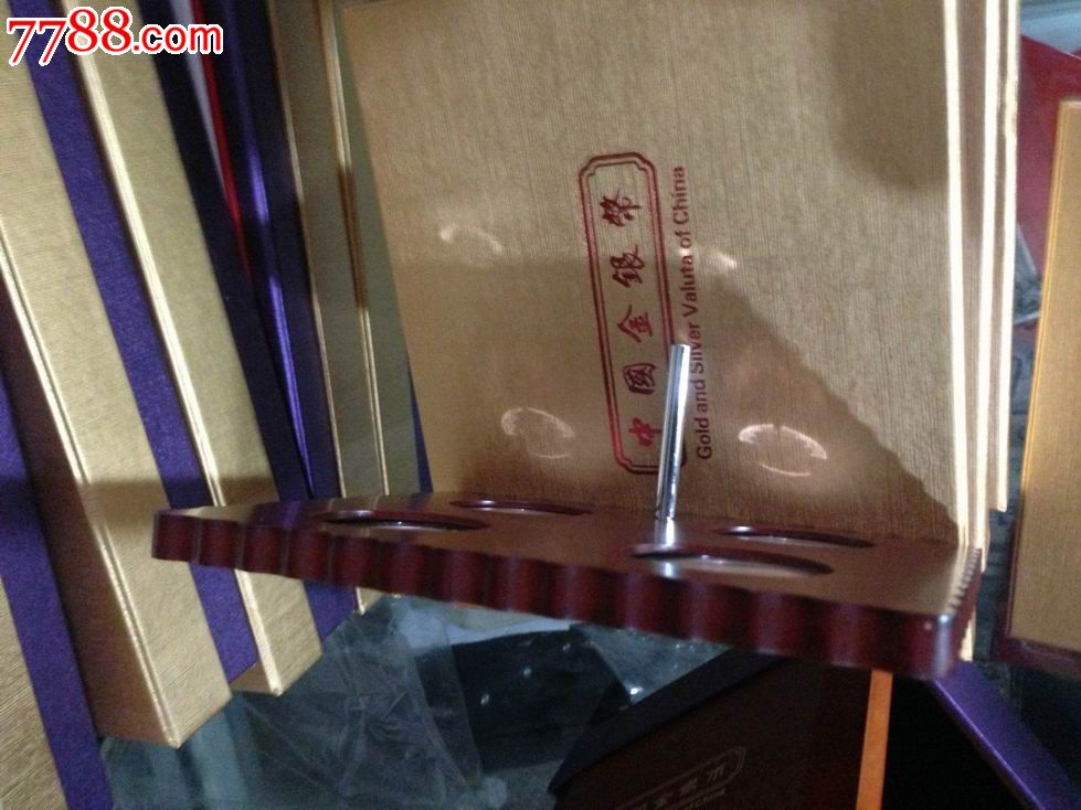 装四个一盎司熊猫银币的豪华木盒,尺寸19x16厘