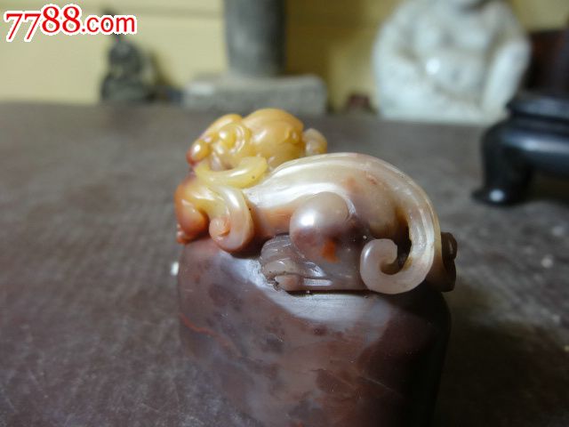 极品寿山冻巧雕螭龙钮印章料,石质极佳匀润如玉,雕工精绝,配锦盒及