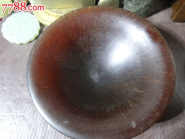 正宗文物,古老的整块牦牛角雕琢成碗状水洗,灯下通透牛毛纹如缕如丝