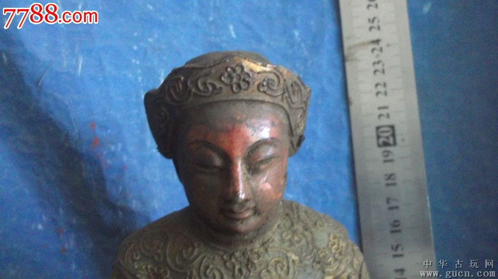 木雕女菩萨,她手拿如意葫芦和拂尘,包浆好