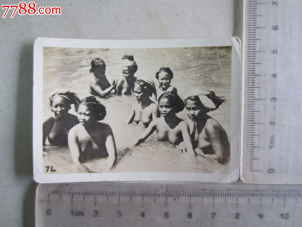 女人们在河流洗澡(老照片)_老照片_京沪照片屋【中国收藏热线】
