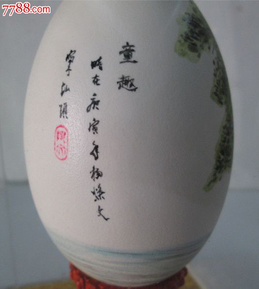 蛋画,是绘制在鸡、鹅蛋外壳上的一种民间工艺画,画分山水、花鸟、人物三类,画面清新简洁,玲珑可爱。在潮汕地区,有一位民间艺人以特色浓郁、绚丽多彩的鹅蛋画独树一帜、享誉海内外,他就是汕头的民间艺术家杨焕文。他的作品被很多爱好者收藏或者用作礼品送人,也被英国、美国、日本及台湾、香港等地人士所收藏。配有机玻璃外罩[高16,长宽8.
