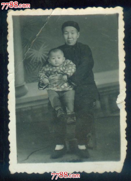 小脚奶奶抱孙子,老照片-->小型合影照片,老照片,其他小型合影,五十年代(20世纪),黑白,2.1-4寸,有齿边,无标志,单张,无底片,se20476824,零售,七七八八老照片收藏
