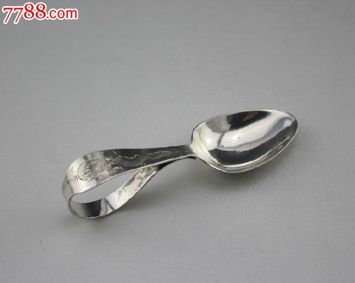 简介:中国外销银器(CES)是中国的银器工匠利用传统工艺使用纯银打造的器物,大多数为西方款式,目的是销售到西方市场。大部分中国外销银器都是从十八世纪中叶,直至第二次世界大战开始期间制造的;这些器物在中国本土市场是非常少见的,它们既保留了中华民族传统元素,又融合了西方的创新思维,如今经历了百余年,这些中国老祖先根据传统中国工艺打造的宝贝们又回流到国内,弥足珍贵。这是一件外销出口的罕见西方款式儿童餐勺,以前从未见过此类中国银器,款式设计是因为小宝宝在学习吃饭的时候还不太会拿大人的餐勺,这样的设计则可以握拿并