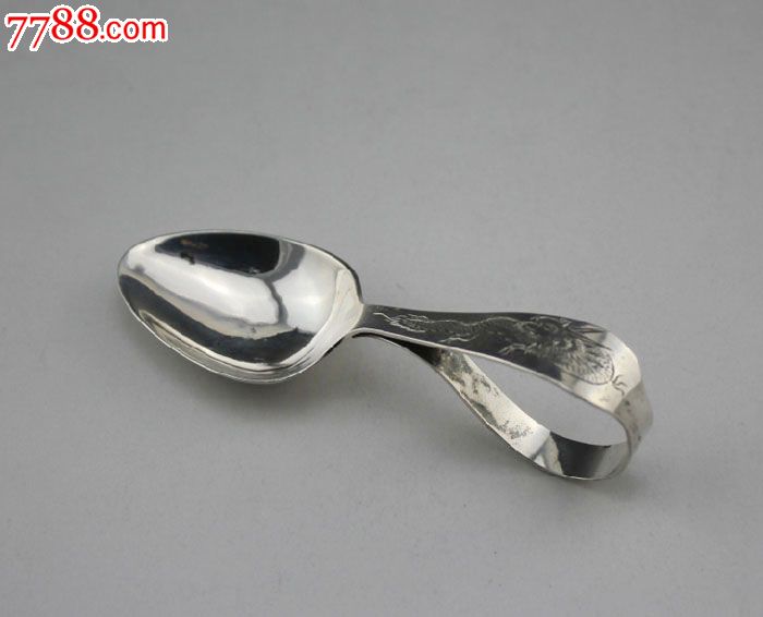 简介:中国外销银器(CES)是中国的银器工匠利用传统工艺使用纯银打造的器物,大多数为西方款式,目的是销售到西方市场。大部分中国外销银器都是从十八世纪中叶,直至第二次世界大战开始期间制造的;这些器物在中国本土市场是非常少见的,它们既保留了中华民族传统元素,又融合了西方的创新思维,如今经历了百余年,这些中国老祖先根据传统中国工艺打造的宝贝们又回流到国内,弥足珍贵。这是一件外销出口的罕见西方款式儿童餐勺,以前从未见过此类中国银器,款式设计是因为小宝宝在学习吃饭的时候还不太会拿大人的餐勺,这样的设计则可以握拿并