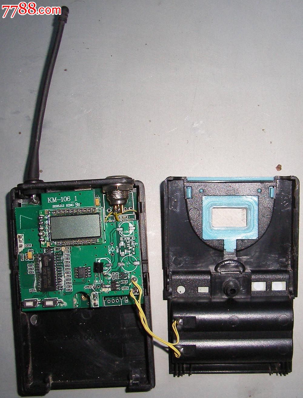 两个无线麦克风背挂和一个麦克线无线发射器领