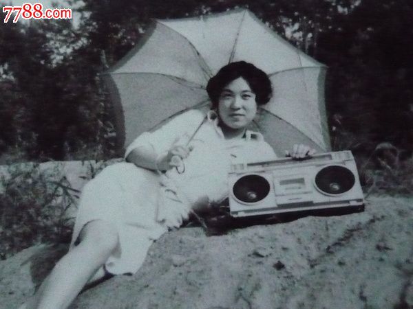 带着录音机的美女