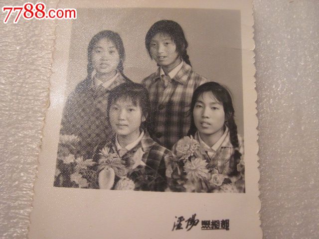 70年代女青年泾阳照相馆留念照