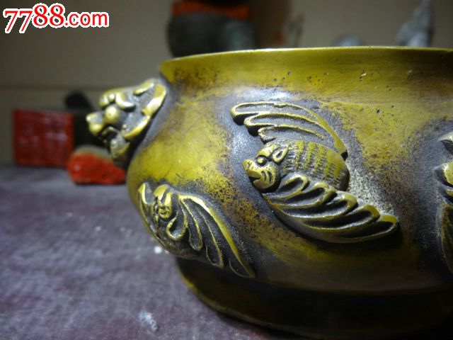 文房重器:老黄铜"宝鼎"款兽耳圈足香炉,周身浮铸十只形态各异的蝙蝠