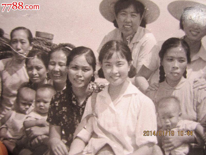 70年代--刘晓庆在拍电影的渔村和老乡合影老照