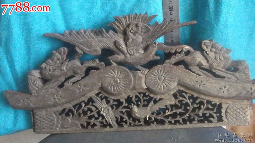 木雕狮子两只,一个人物骑在神鸟上,底下还有一