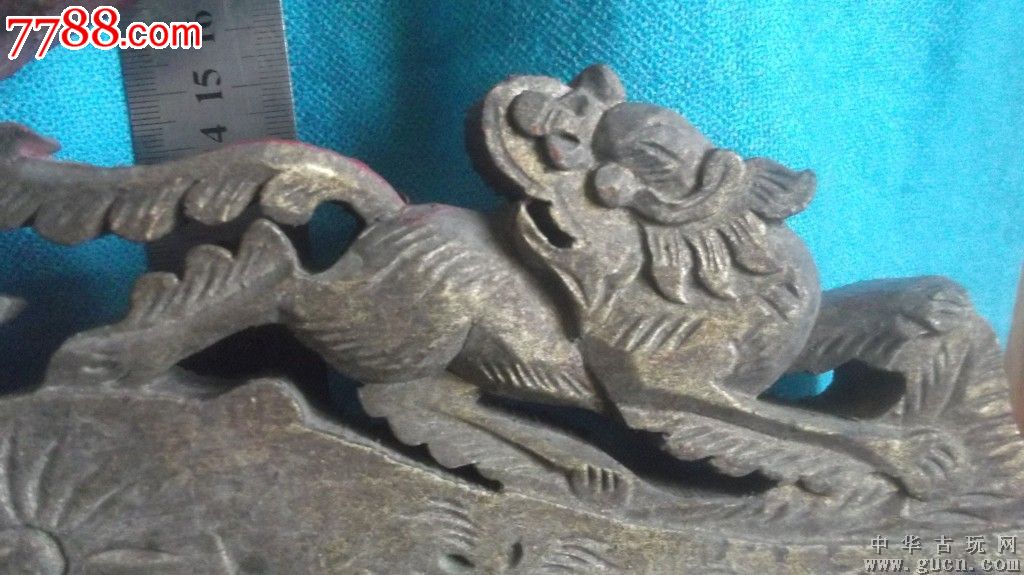 木雕狮子两只,一个人物骑在神鸟上,底下还有一