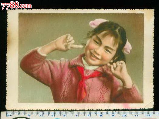 带红领巾的小女孩