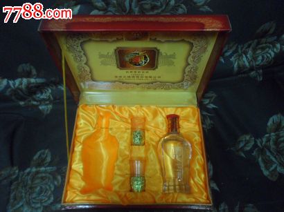 可惜碎了一瓶,五粮液52度尊酒礼盒,喝品.